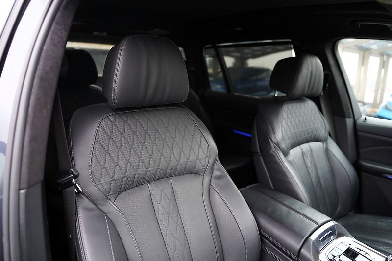 BMW X7 M50i xDrive/AT9/22/ČR/530 PS - fotka 31 z 49