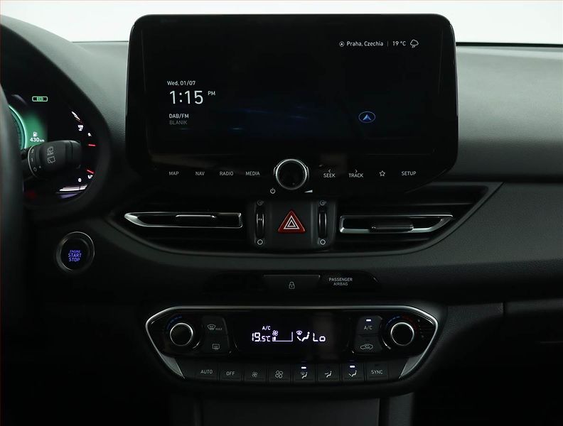 Hyundai i30 (2023) Style 1.5 T-GDI MHEV, ČR,1.maj - fotka 12 z 16