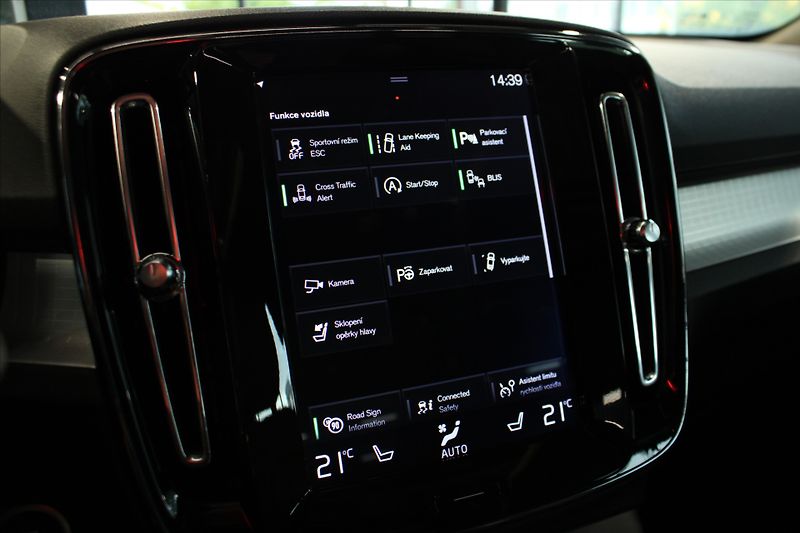 Volvo XC40 D4 AWD Momentum PilotAs/360°/P - fotka 20 z 32