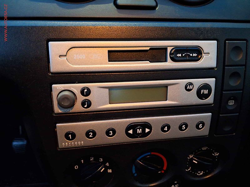 Ford Fiesta (2005) 1.3i, ČR, AC, tažné - fotka 13 z 15