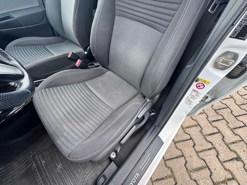 Toyota Yaris (2016) HYBRID 1,5 54 KW STK AUTOMAT - fotka 12 z 36