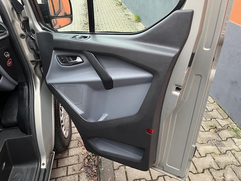 Ford Tourneo Custom 2.2 TDCi 9 Míst - fotka 17 z 30
