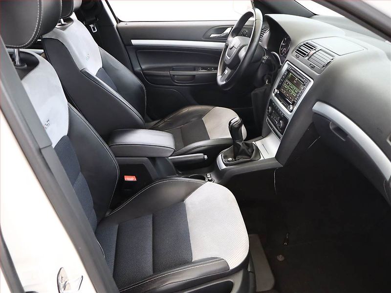 Škoda Octavia (2010) RS 2.0 TSI, Navi, Xenony - fotka 7 z 16
