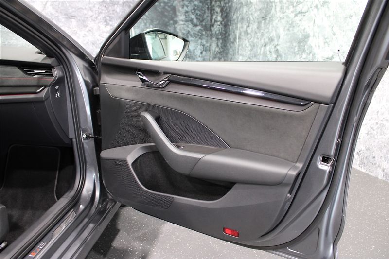 Škoda Octavia 2,0 TDI RS 147KW 4x4 zánovní - fotka 10 z 39