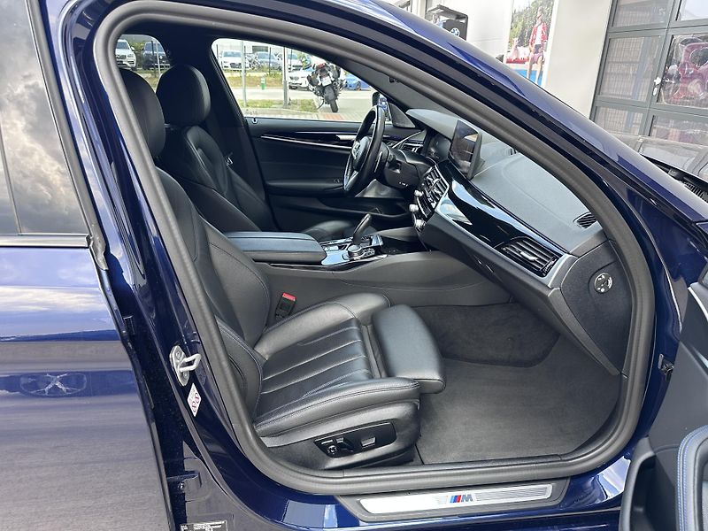 BMW Řada 5 540i xDrive M-Sport Touring - fotka 23 z 28