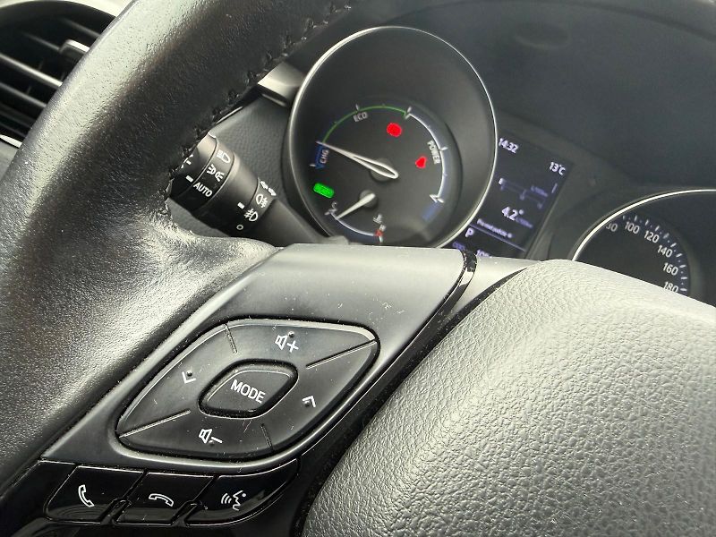 Toyota C-HR 1.8 HSD e-CVT Comfort - fotka 17 z 27