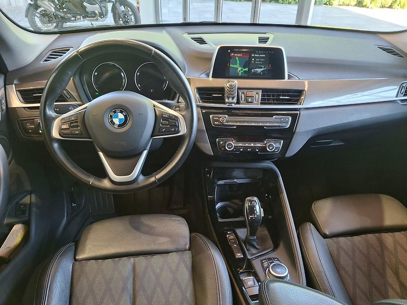 BMW X1 xDrive18d X-Line - fotka 11 z 24