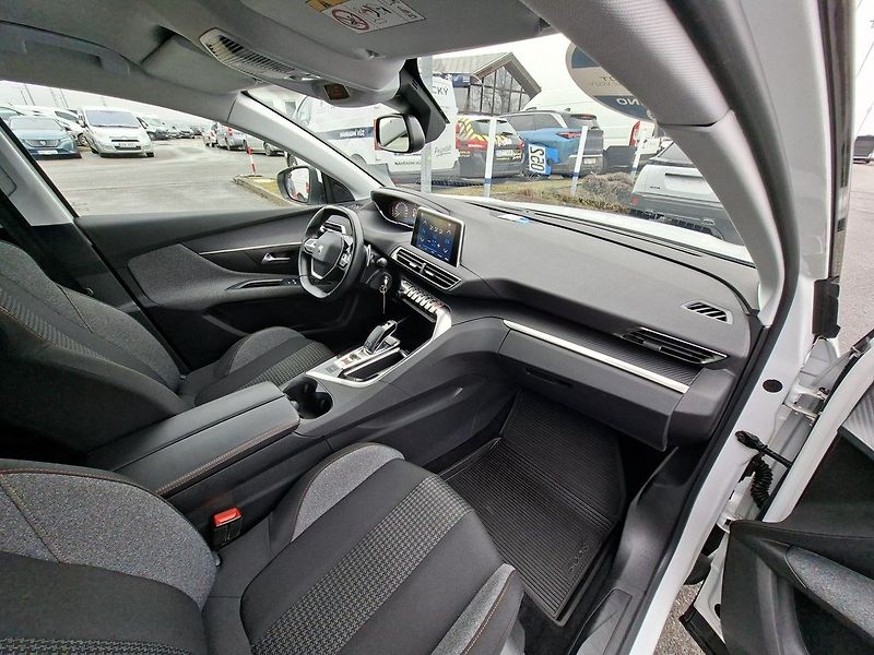 Peugeot 5008 ACTIVE 1,5 BHDI 130k EAT8 - fotka 11 z 24