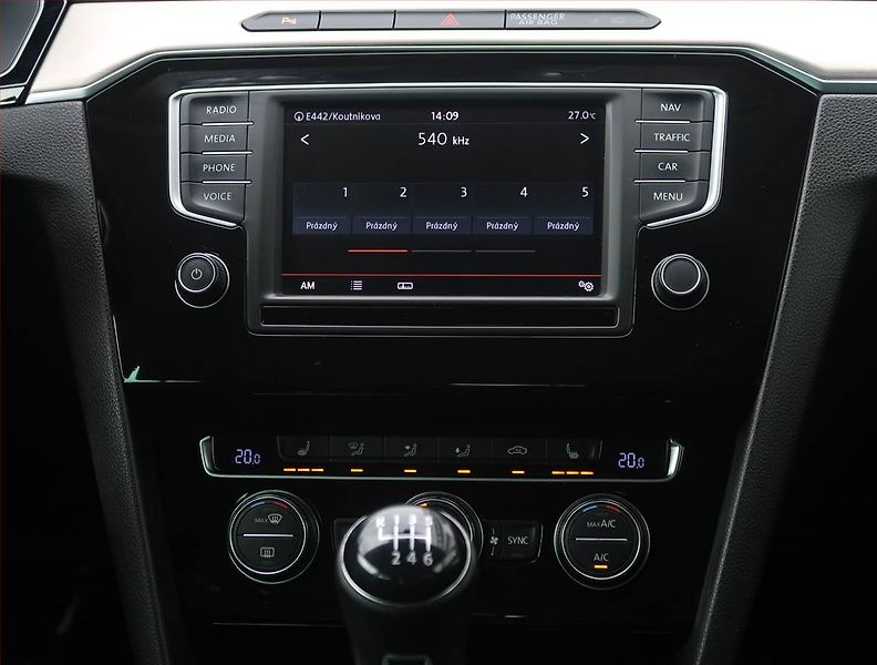 Volkswagen Passat (2015) Highline 2.0 TDI, Serv.kniha - fotka 12 z 19