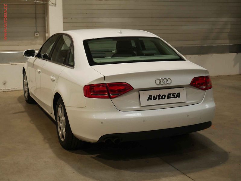 Audi A4 (2009) 2.0 TDi, 1.maj, AC, park - fotka 4 z 16