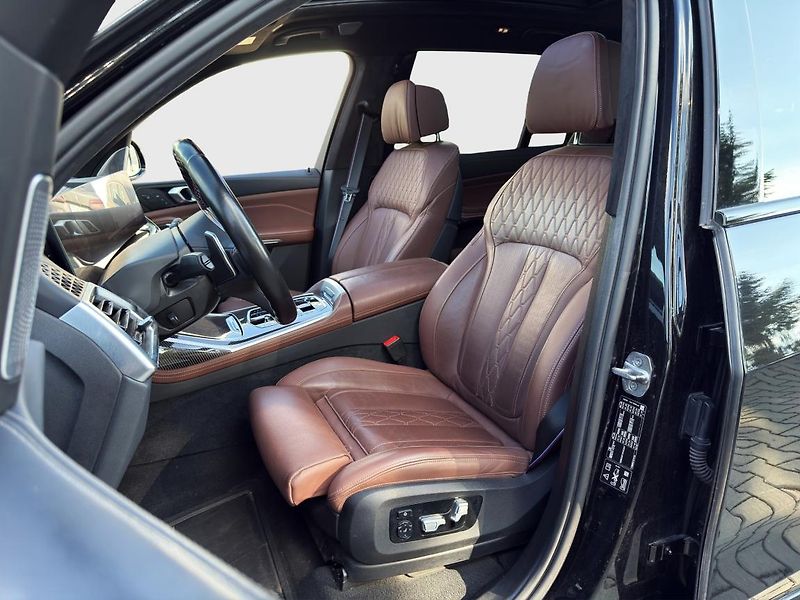 BMW X7 M60i xDrive - fotka 9 z 21