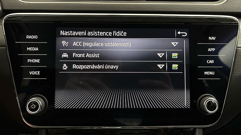 Škoda Superb 2.0 TDI DSG Style Combi - fotka 24 z 27