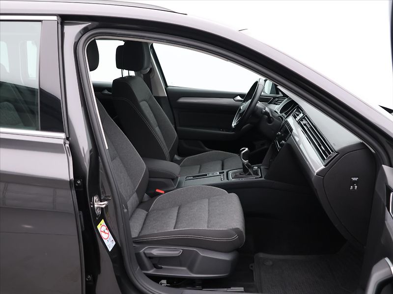 Volkswagen Passat 1,5 TSI 110 kW Business DPH CZ - fotka 12 z 26