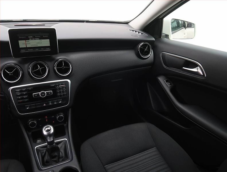 Mercedes-Benz Třídy A (2015) A 180 d, Park. senzory - fotka 8 z 18