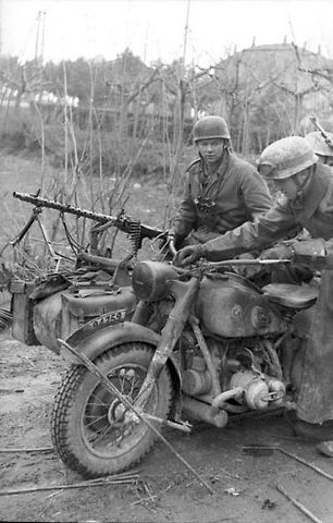 Němečtí vojáci s ozbrojeným motocyklem BMW R75., zdroj: Wikimedia Commons, Bundesarchiv, Bild 101I-576-1848-31, Wahner, CC-BY-SA 3.0,