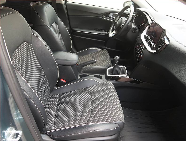 Kia Ceed (2022) Gold 1.5 T-GDI, Serv.kniha - fotka 9 z 19