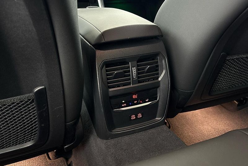 BMW Řada 3 řady 3 | 330d xDrive - fotka 25 z 27