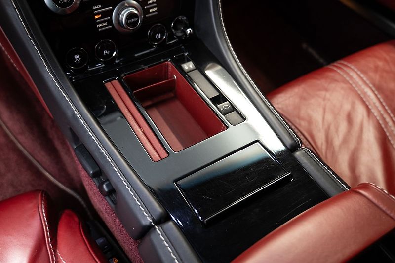 Aston Martin Vantage S - fotka 12 z 18