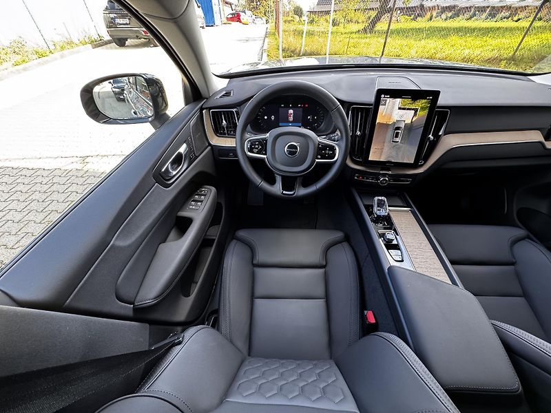 Volvo XC60 B5 AWD PLUS/360/1 maj/ + kola - fotka 19 z 49