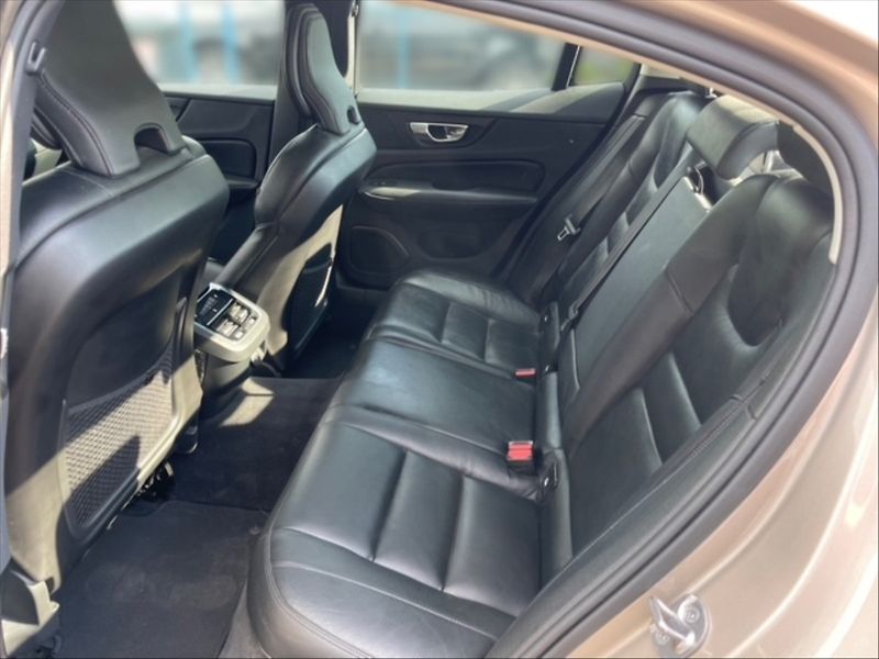 Volvo S60 2,0 B5 Ultimate Dark AWD AT - fotka 8 z 11