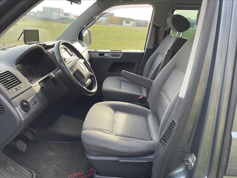 Volkswagen Multivan 2,5 TDI 95kW*tažné*aut. klima* - fotka 18 z 40