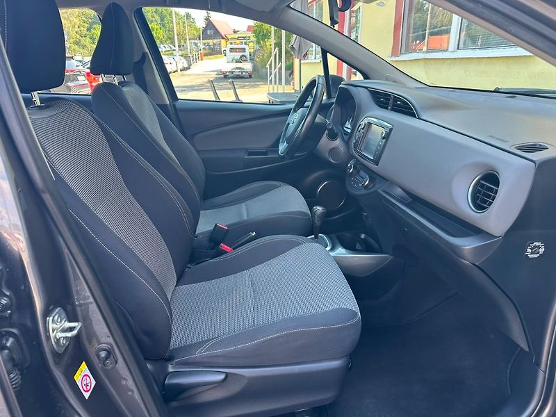 Toyota Yaris 1.5 Hybrid/Kamera/1MAJ/74kW - fotka 21 z 34