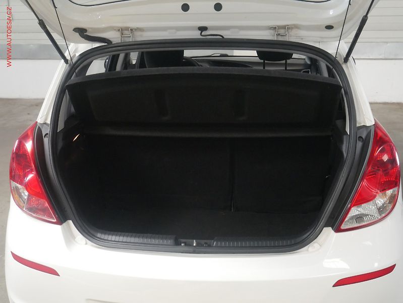 Hyundai i20 (2012) 1.2i, AC - fotka 7 z 17