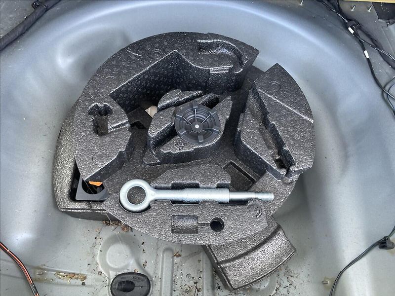 Volvo XC70 2,4 D4 AWD Geartronic Polar 13 - fotka 10 z 30