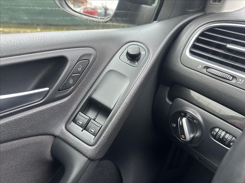 Volkswagen Golf 1,6 MPI - fotka 18 z 20