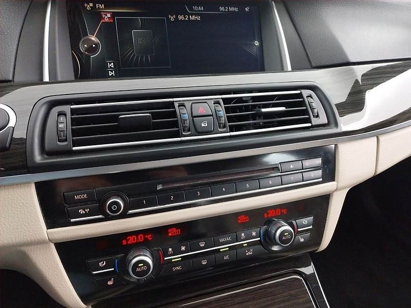 BMW Řada 5 (2015) Luxury Line 518d, Automat - fotka 12 z 23