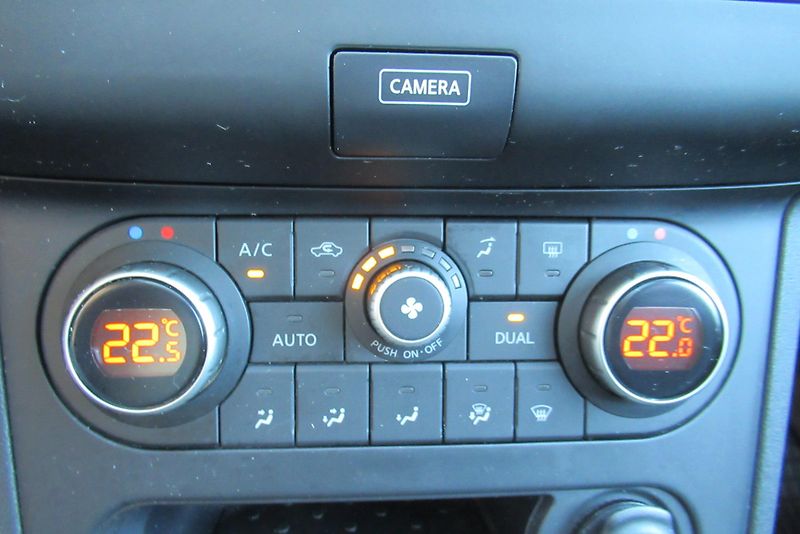 Nissan Qashqai 1.5 DCi PANORAMA NAVI TAŽNÉ - fotka 15 z 33