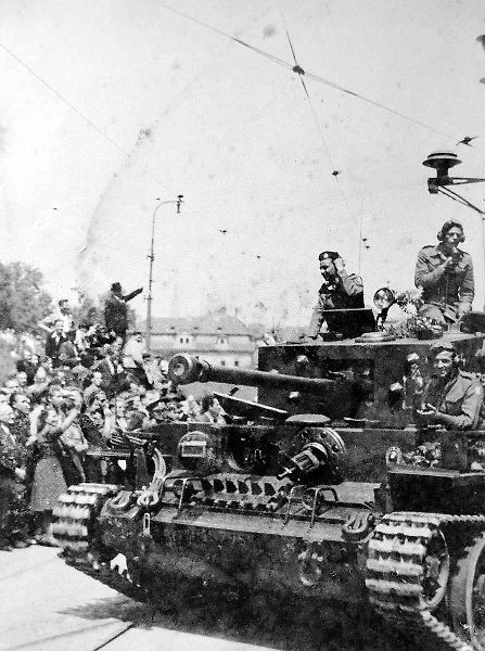 Po příjezdu do osvobozené vlasti byly tanky Cromwell středem pozornosti.