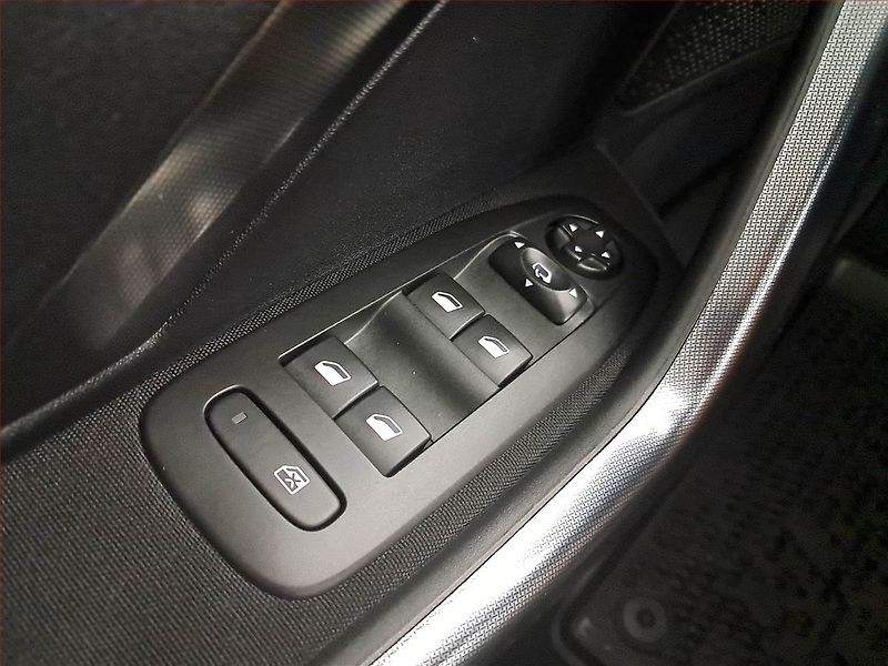 Peugeot 2008 (2018) Allure 1.2 PureTech - fotka 18 z 18