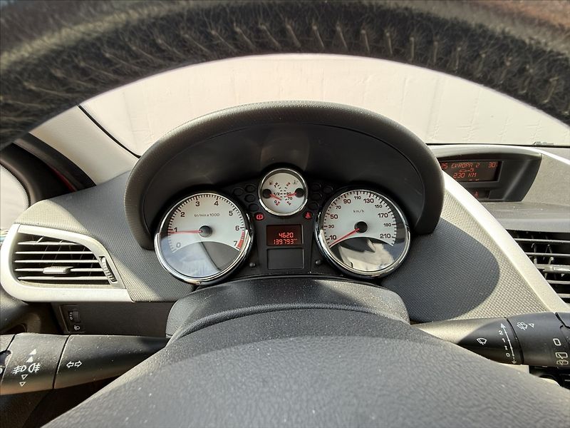 Peugeot 207 1,4 55kW Active - fotka 8 z 15
