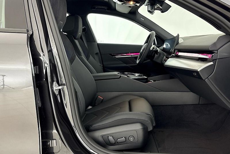 BMW Řada 5 řady 5 | 520d xDrive - fotka 12 z 24
