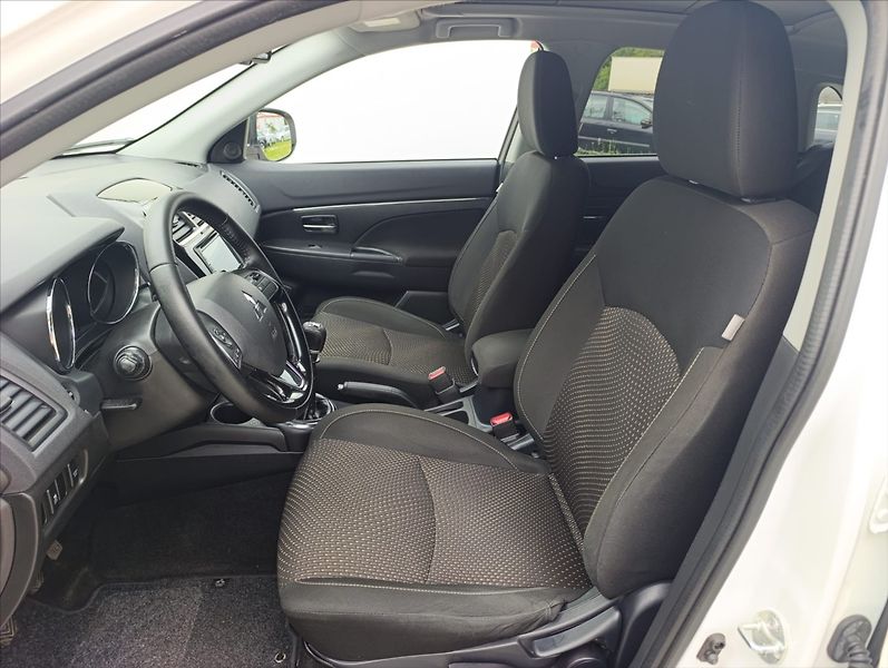 Mitsubishi ASX 1,6 DI-D 4x4 Kamera Navigace - fotka 14 z 37