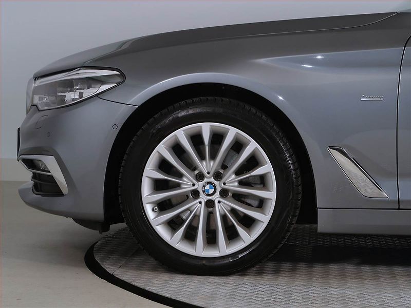 BMW Řada 5 (2017) Luxury Line 520d xDrive, 4X4 - fotka 15 z 24