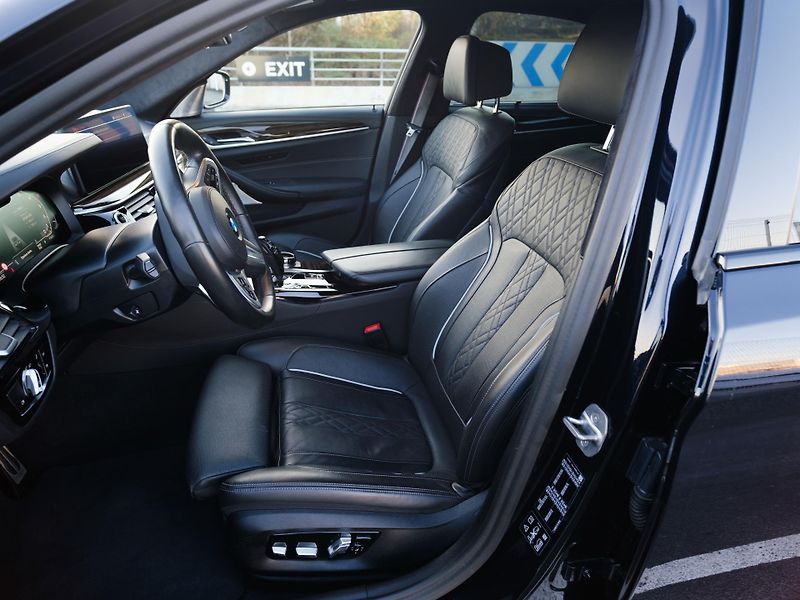 BMW Řada 5 M550i xDrive, DPH, SEDAN - fotka 41 z 46