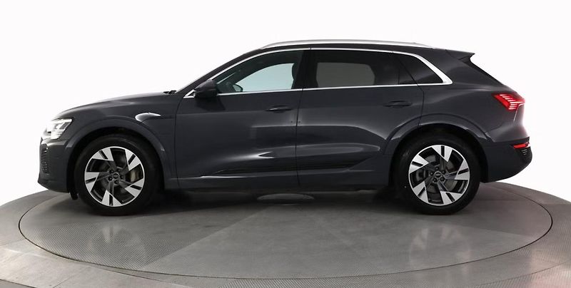 Audi Q8 e-tron 55 Quattro Kam LED Vzduch - fotka 9 z 32