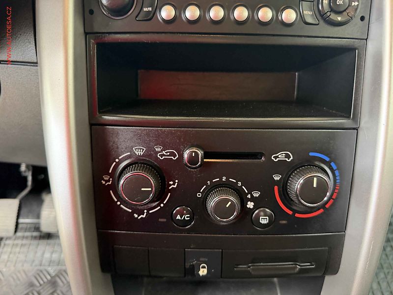 Peugeot 207 (2011) 1.4i, 1.maj,ČR, AC, TZ - fotka 15 z 16