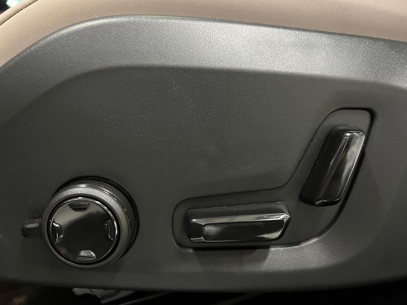 Volvo XC90 B5 AWD PLUS DARK, PANO, H&K - fotka 25 z 33