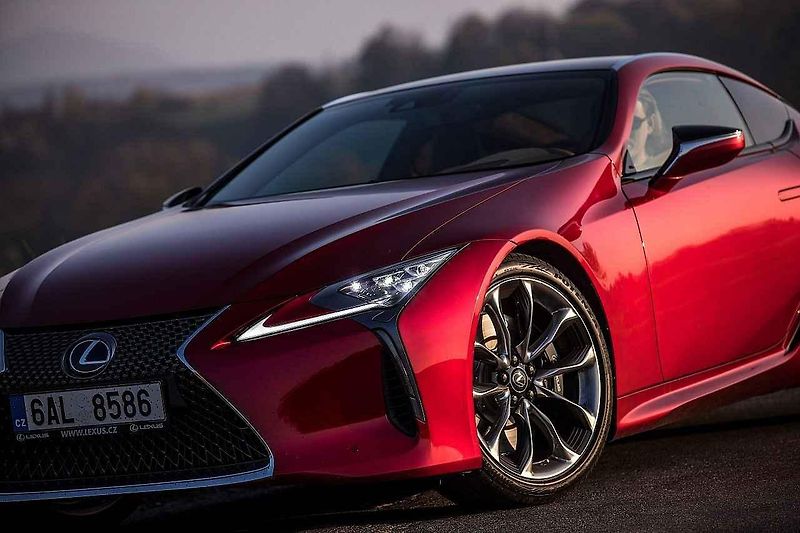 Interiér upraveného Nissanu GT-R.