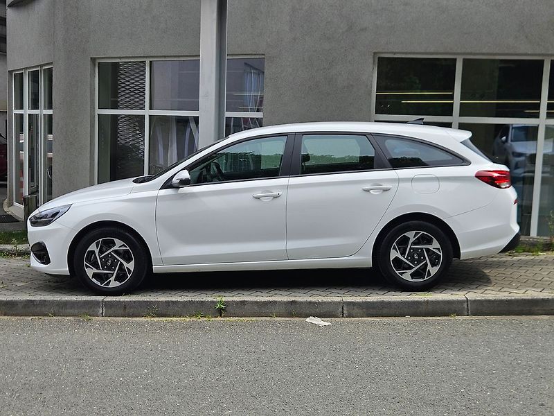 Hyundai i30 1.5i Comfort, serv.kn., 1.maj. - fotka 2 z 31