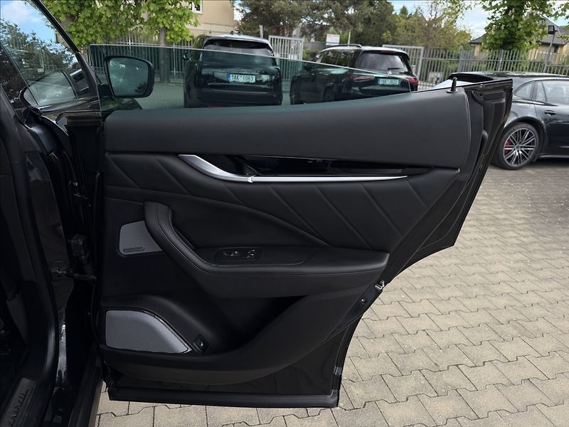 Maserati Levante 3.0V6 SQ4 - fotka 32 z 35