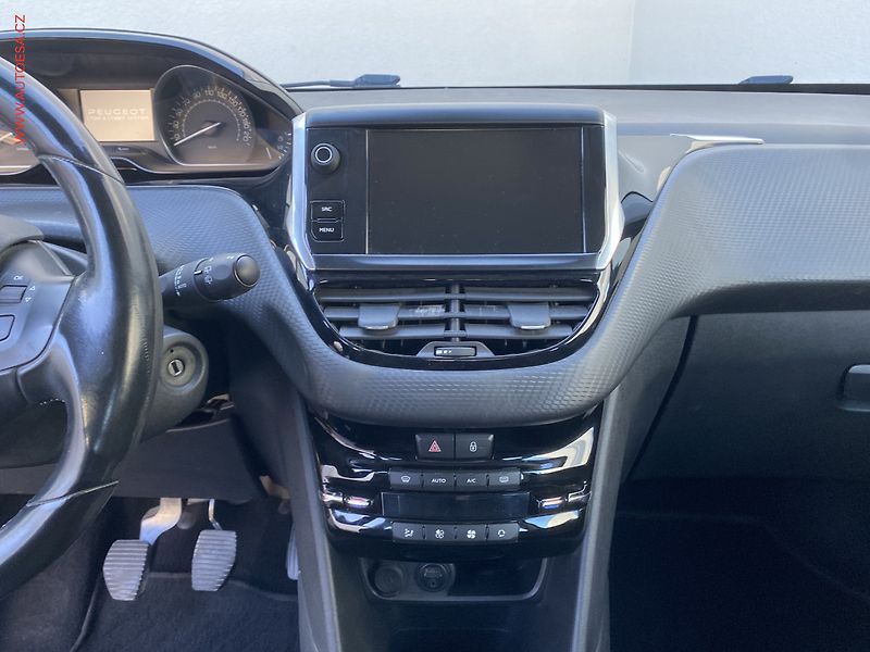 Peugeot 208 (2018) 1.2PT, Allure, navi - fotka 12 z 17