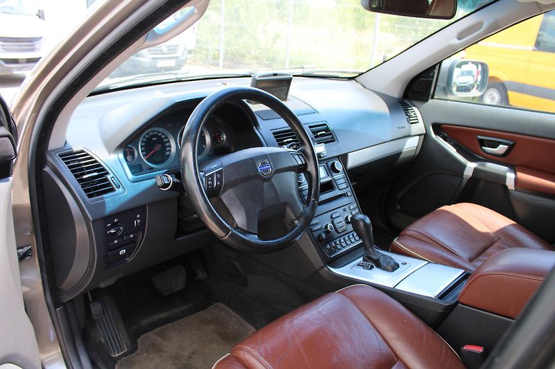 Volvo XC90 2,4 D5 AWD SUMMUM 7 MÍST CZ - fotka 7 z 28