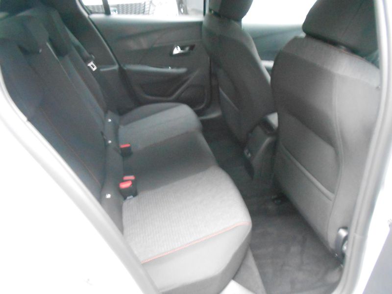 Peugeot 208 ALLURE El. 115 kW 51KWh - fotka 7 z 8