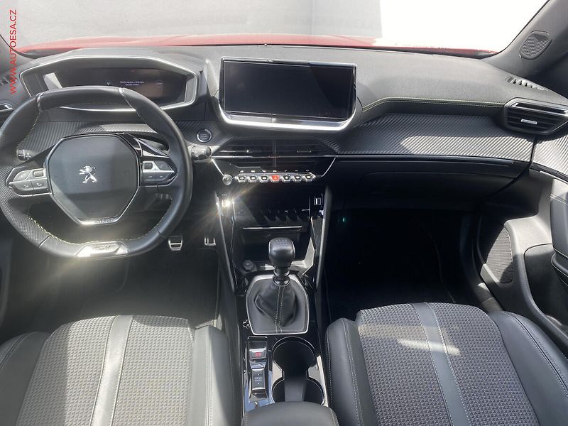 Peugeot 2008 (2021) 1.2 PT, GT, navi, kamera - fotka 8 z 18