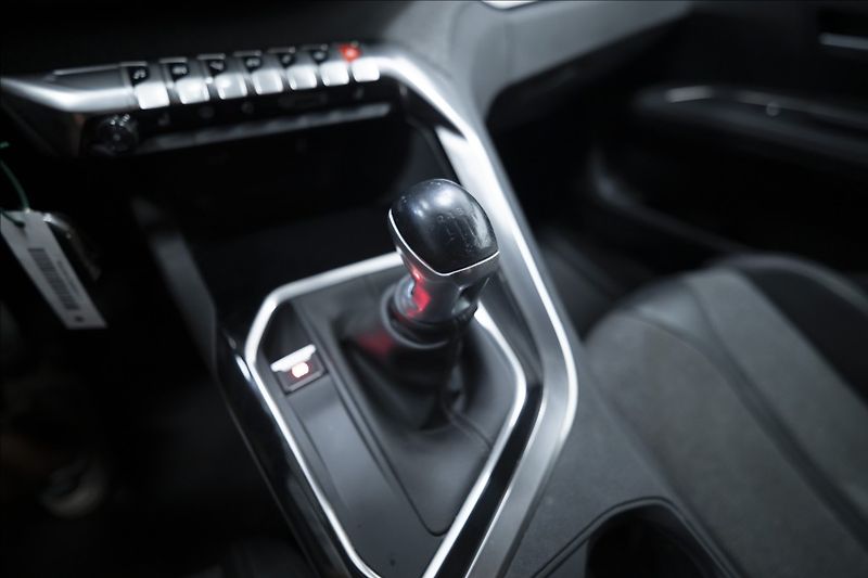 Peugeot 5008 1,2 PT KAMERA VÝHŘEV 7 MÍST ČR - fotka 24 z 36