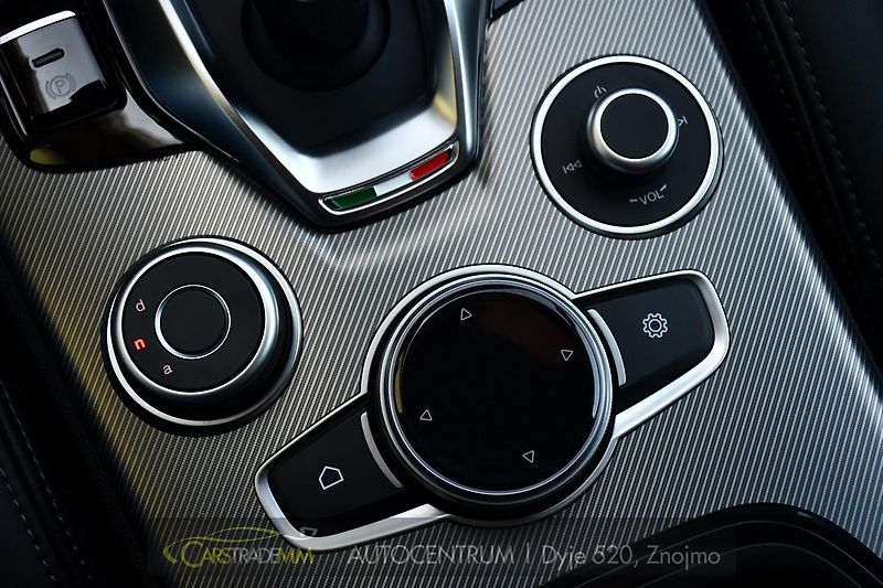 Alfa Romeo Stelvio 2.2D 16V 154kW Veloce AT8-Q4 - fotka 35 z 52